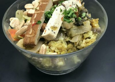 Riz sauté au curry, légumes et tofu